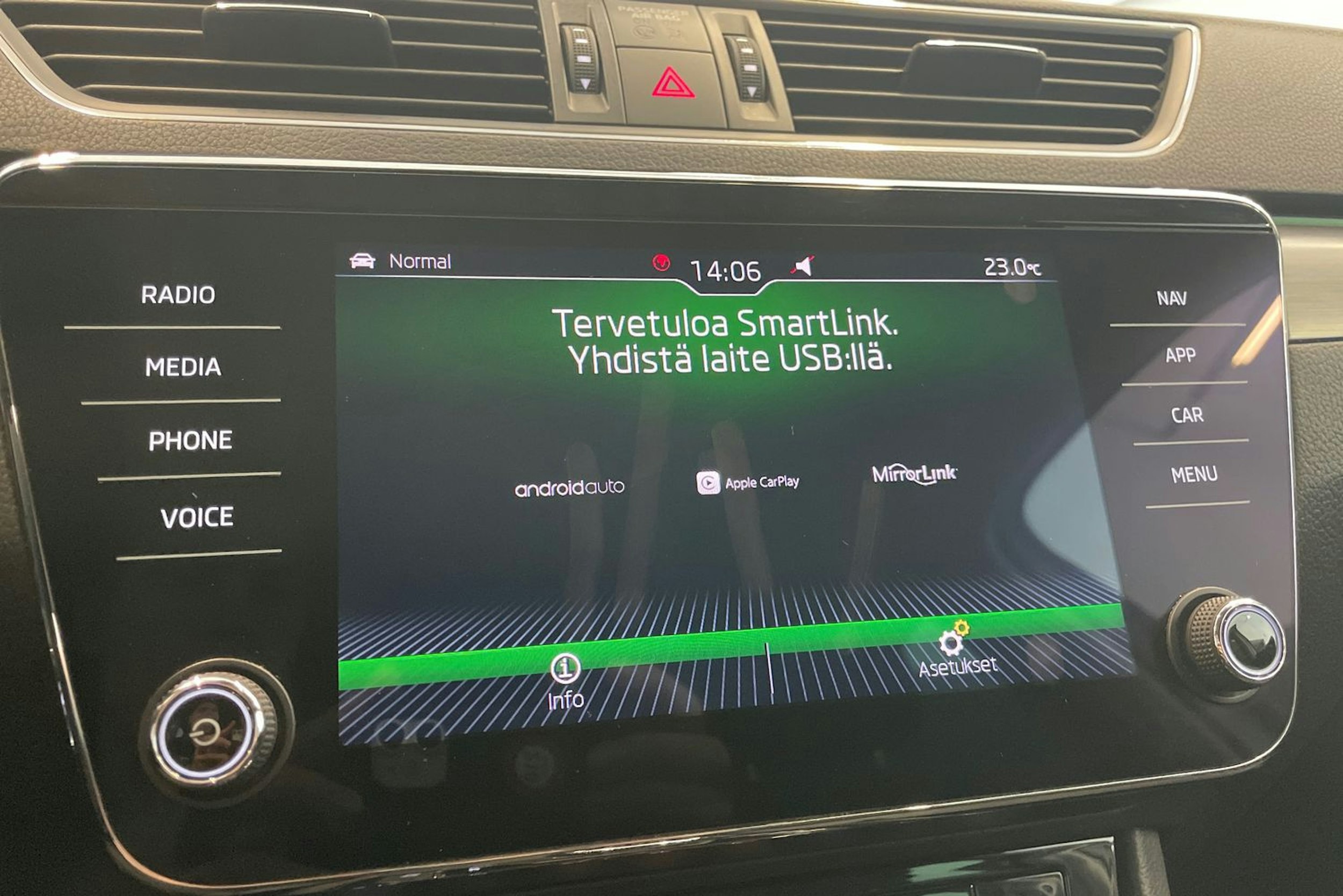 Valkoinen Skoda Superb 2019 kuva 21.
