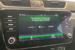Valkoinen Skoda Superb 2019 kuva 21.