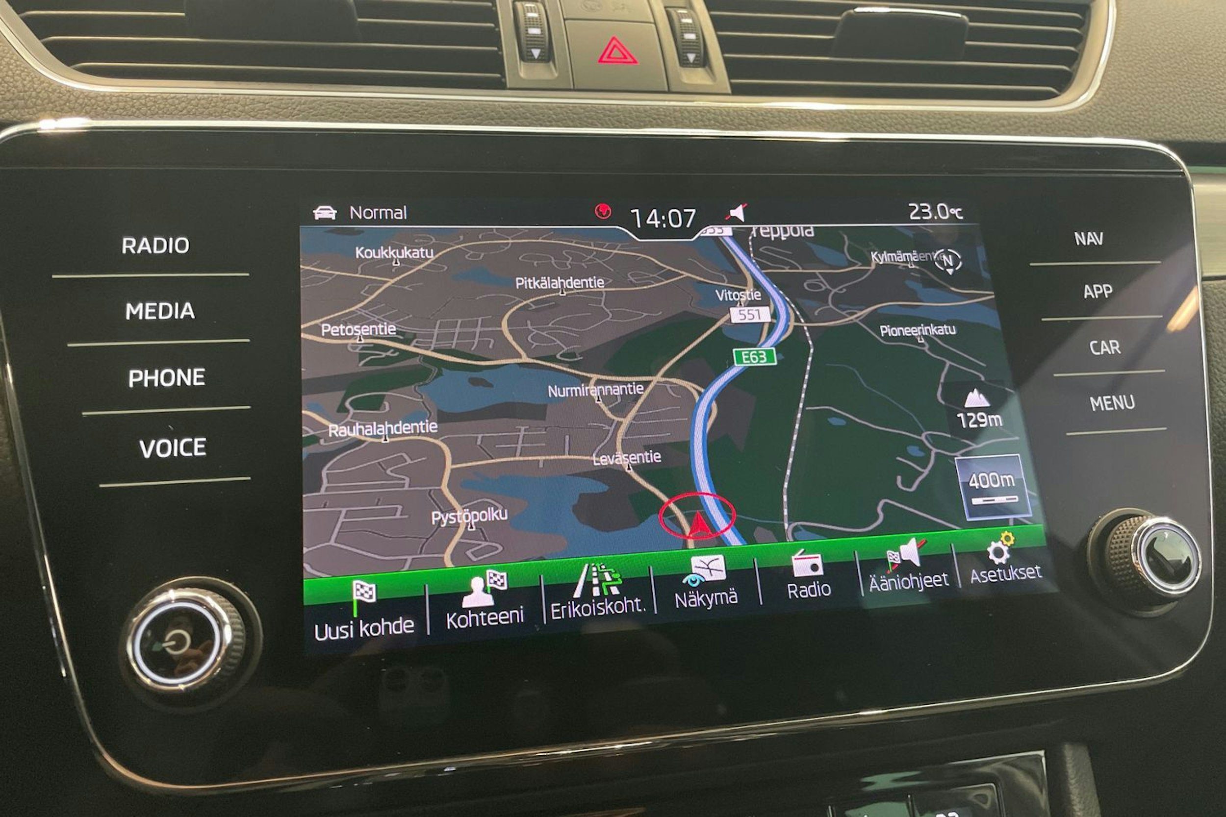 Valkoinen Skoda Superb 2019 kuva 22.