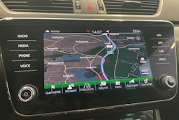 Valkoinen Skoda Superb 2019 kuva 22.