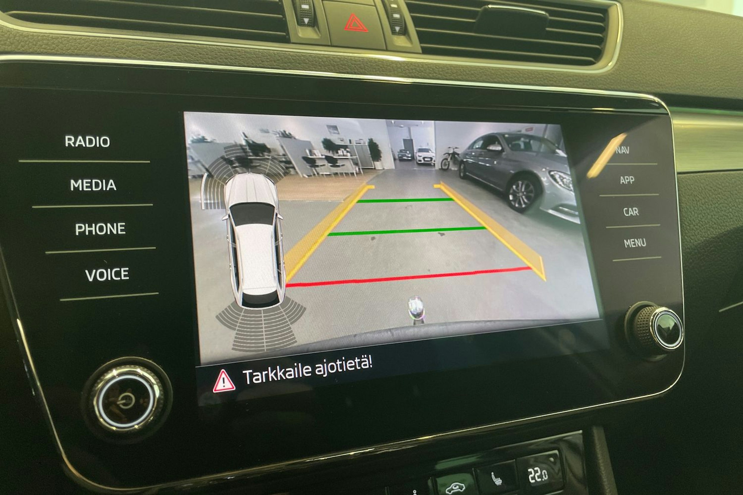 Valkoinen Skoda Superb 2019 kuva 23.