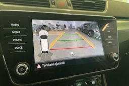Valkoinen Skoda Superb 2019 kuva 23.