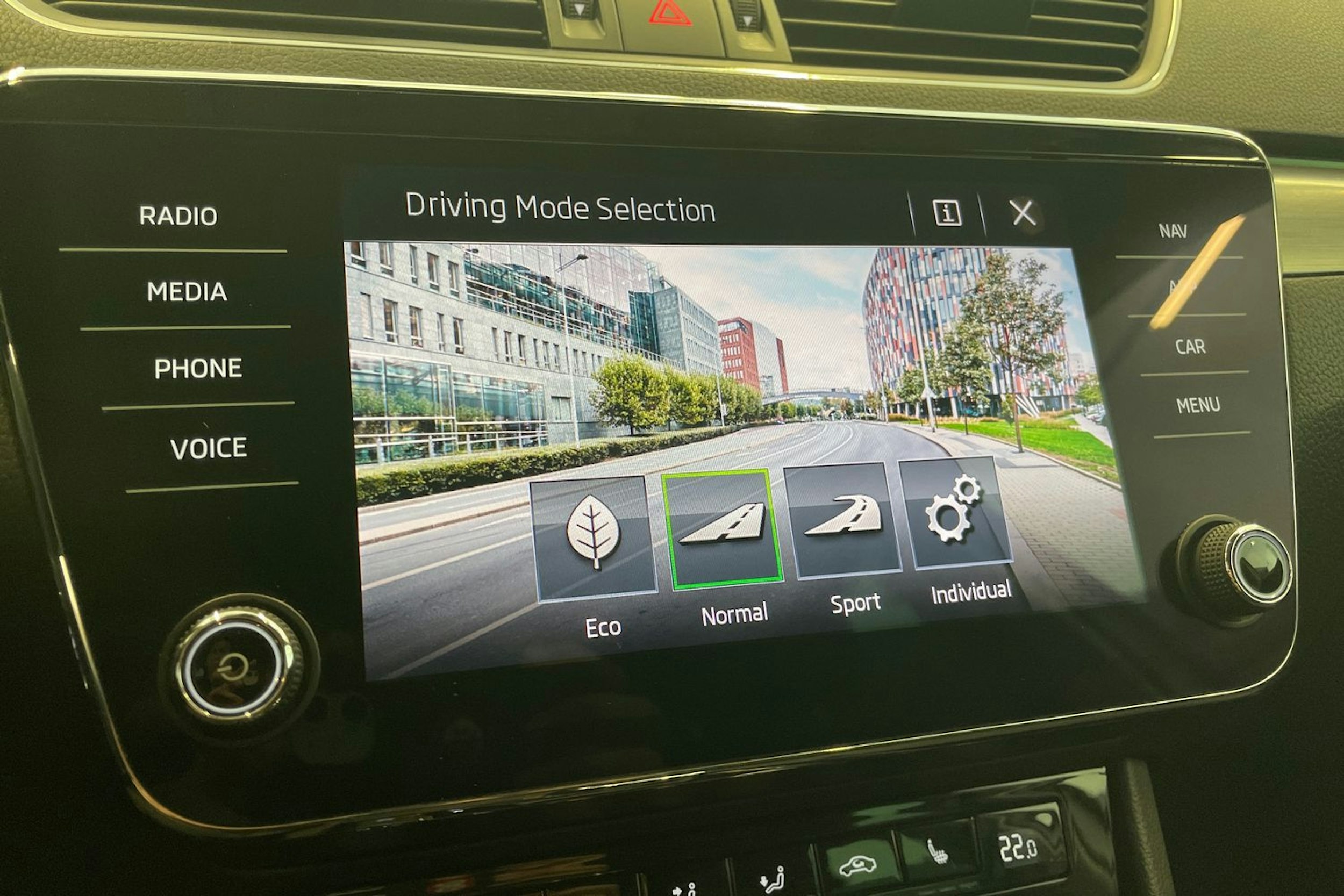 Valkoinen Skoda Superb 2019 kuva 24.