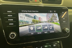 Valkoinen Skoda Superb 2019 kuva 24.