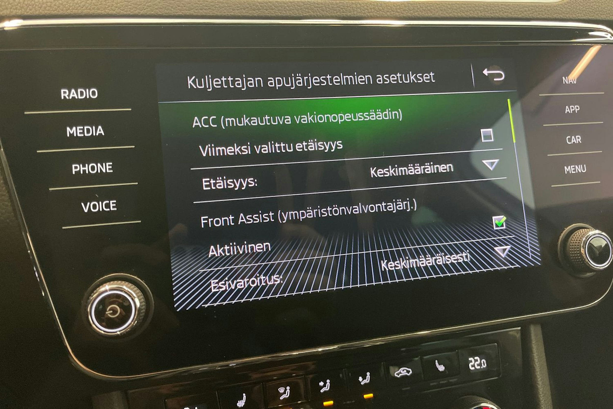 Valkoinen Skoda Superb 2019 kuva 25.