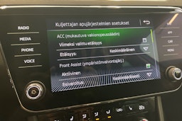 Valkoinen Skoda Superb 2019 kuva 25.