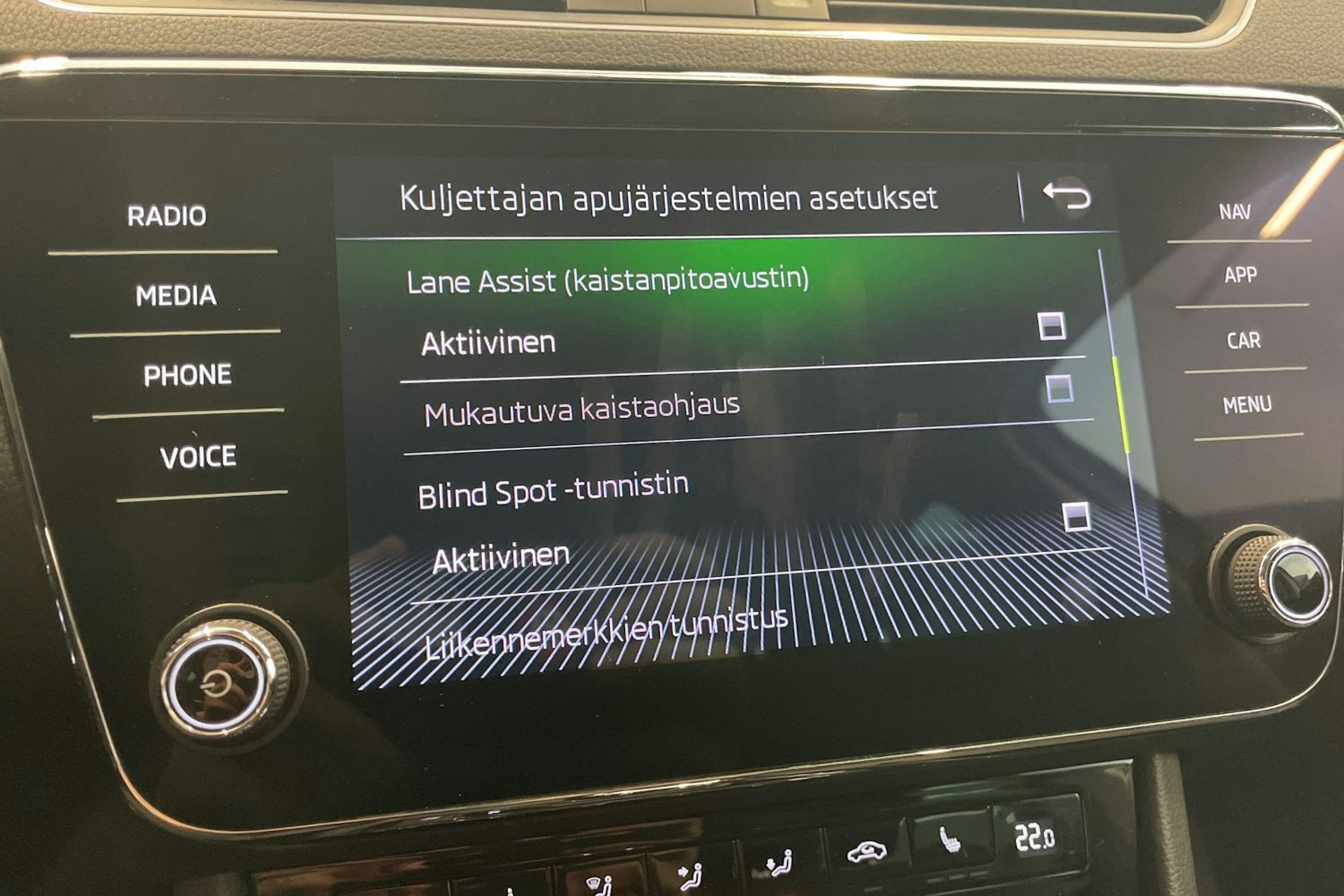 Valkoinen Skoda Superb 2019 kuva 26.
