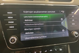 Valkoinen Skoda Superb 2019 kuva 26.