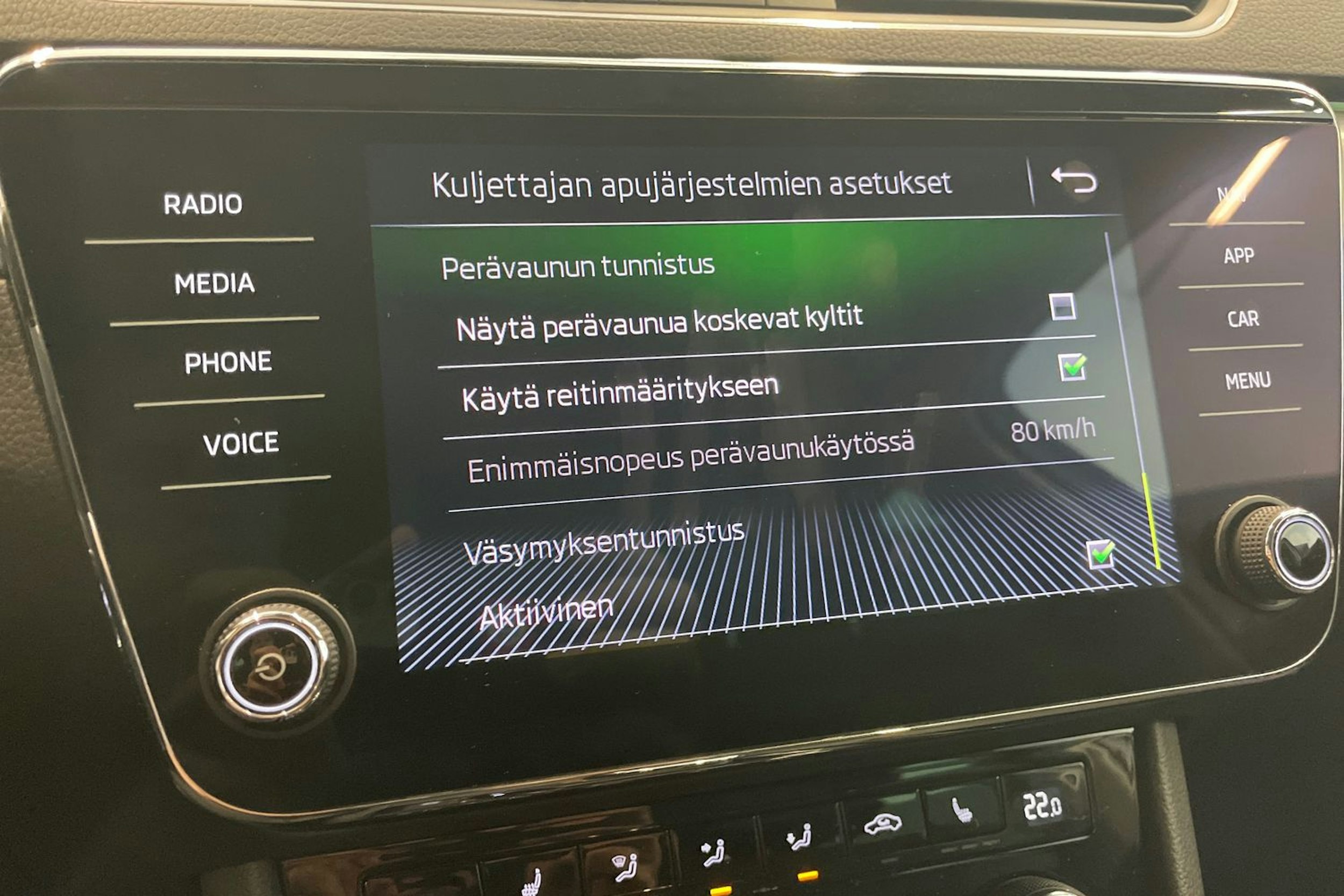 Valkoinen Skoda Superb 2019 kuva 27.