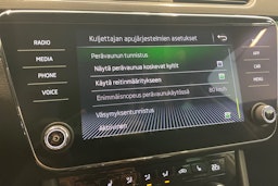 Valkoinen Skoda Superb 2019 kuva 27.