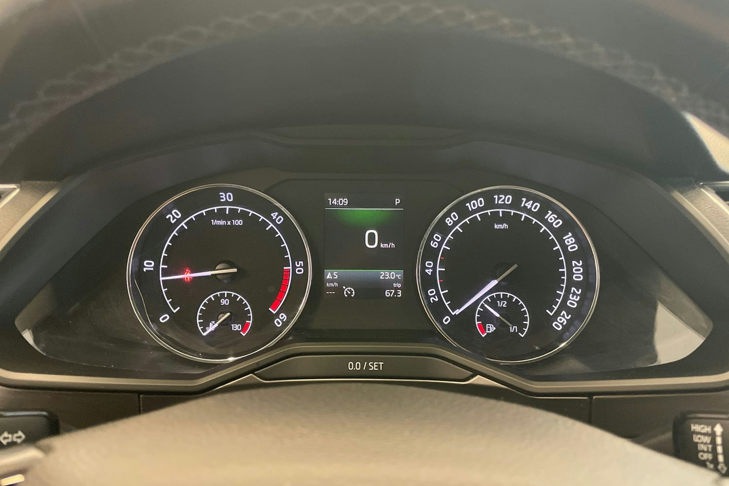 Valkoinen Skoda Superb 2019 kuva 29.