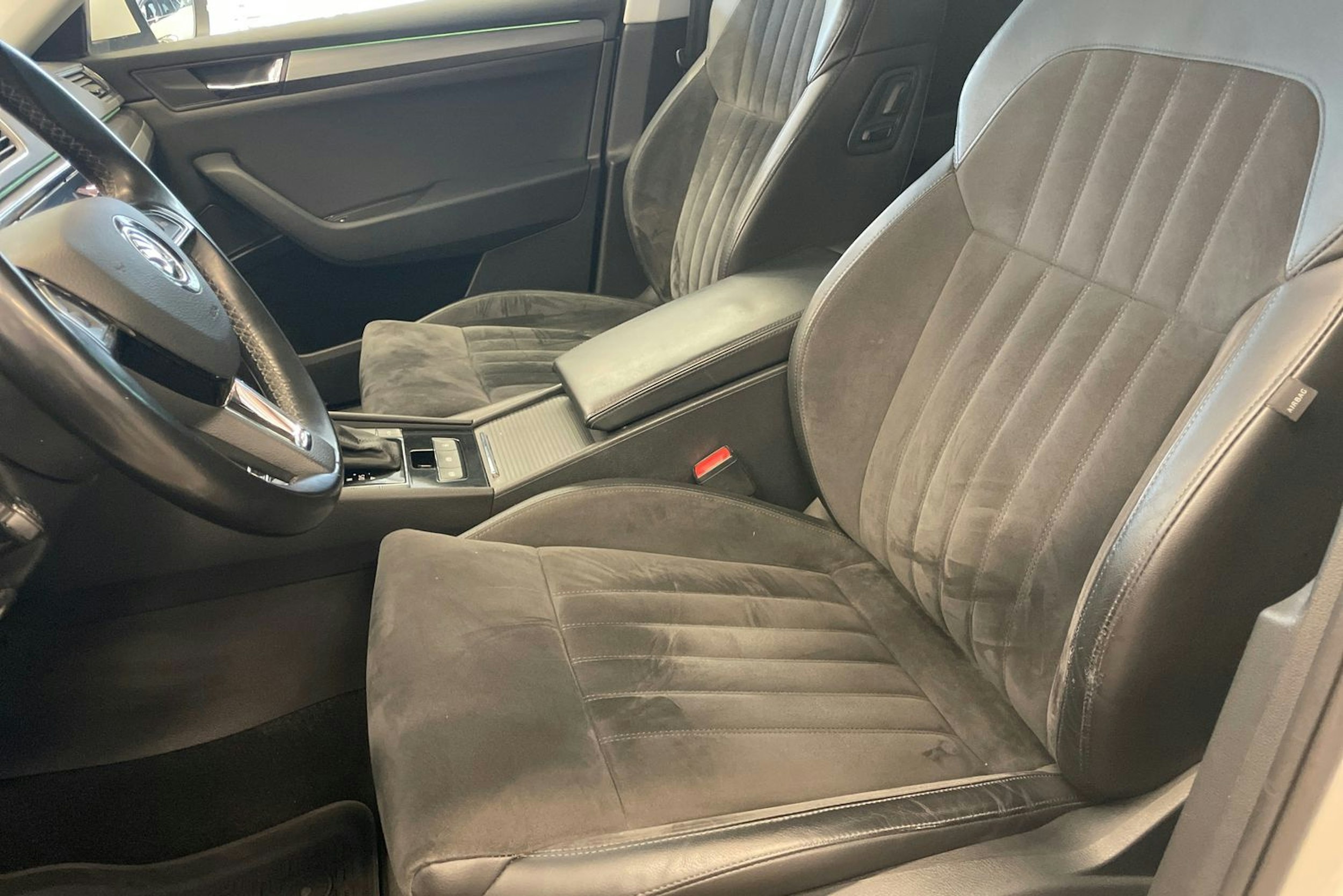 Valkoinen Skoda Superb 2019 kuva 30.