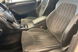 Valkoinen Skoda Superb 2019 kuva 30.
