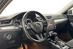 harmaa Skoda Superb 2019 kuva 6.