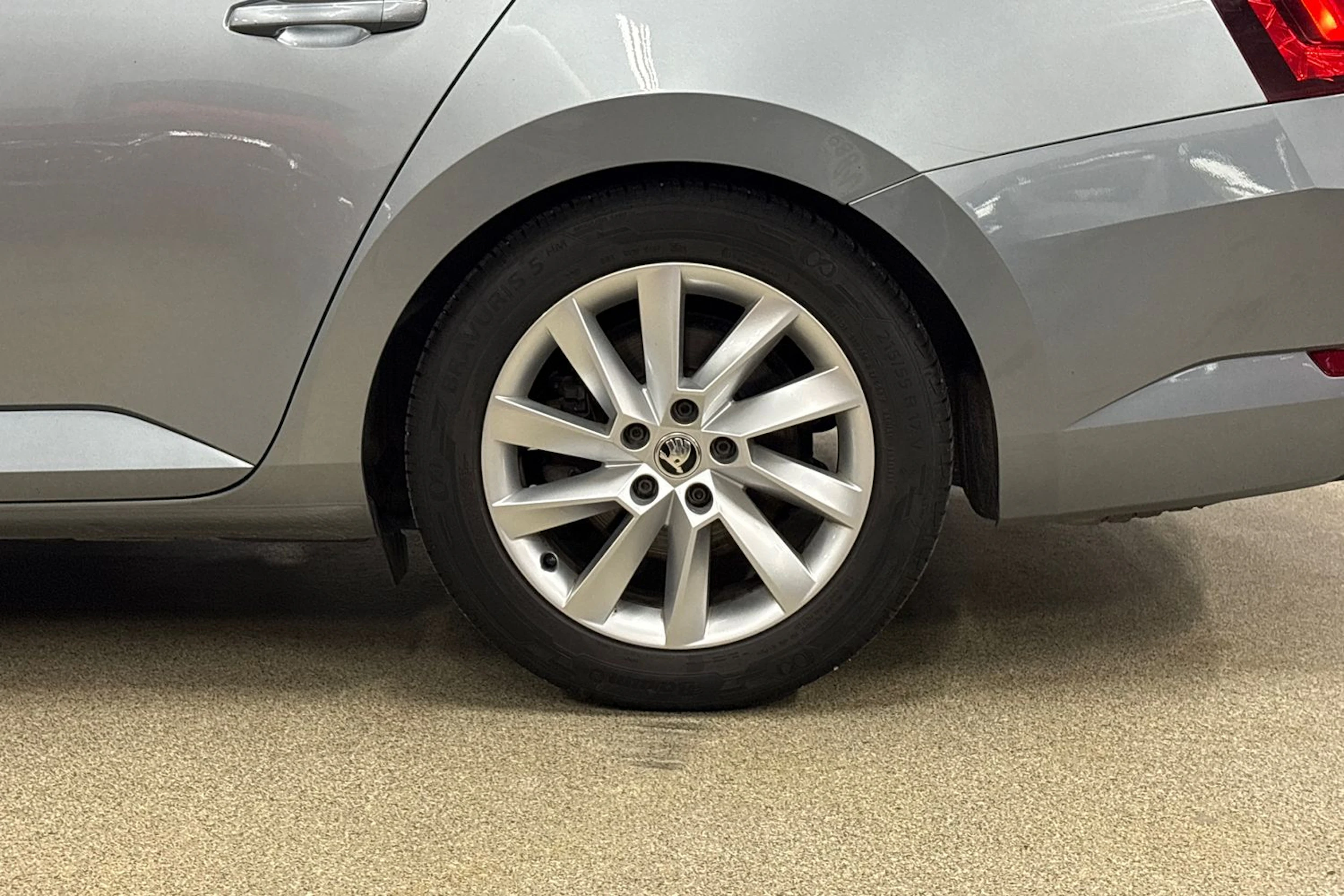 harmaa Skoda Superb 2019 kuva 10.