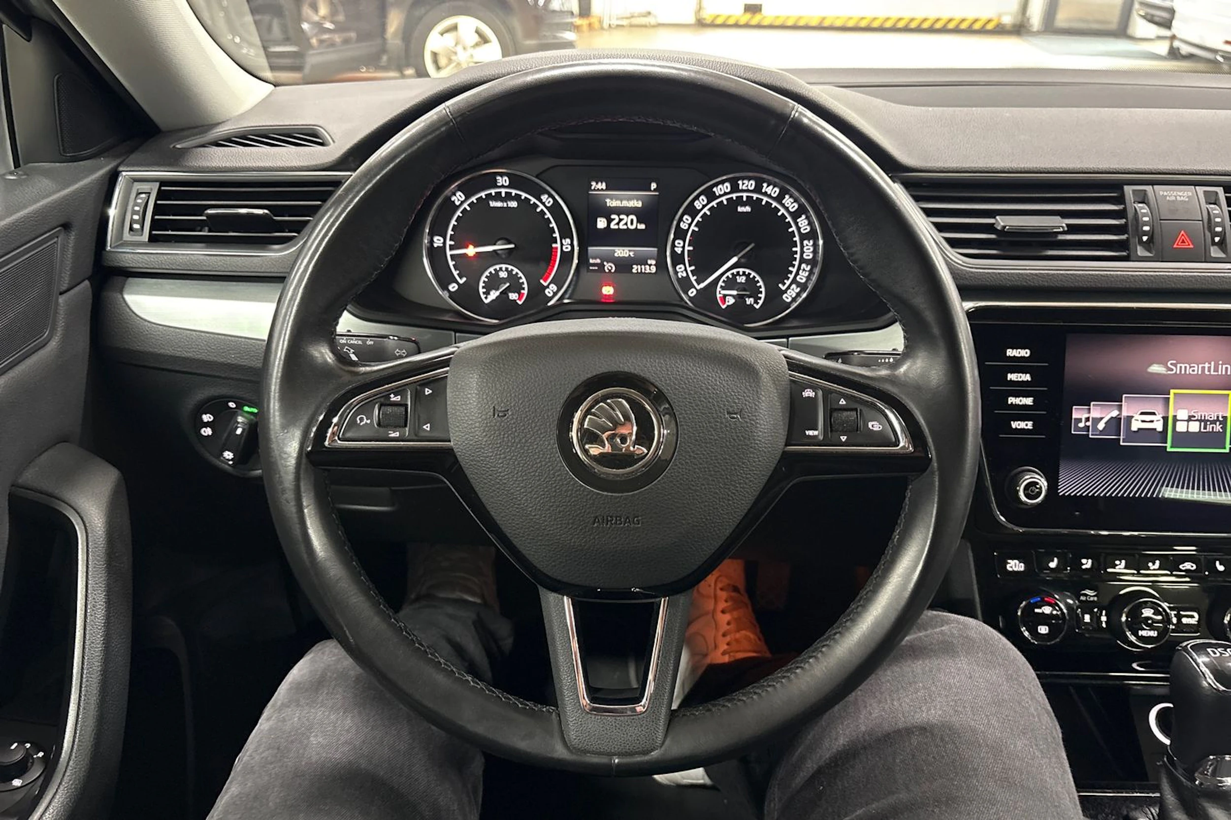 harmaa Skoda Superb 2019 kuva 11.