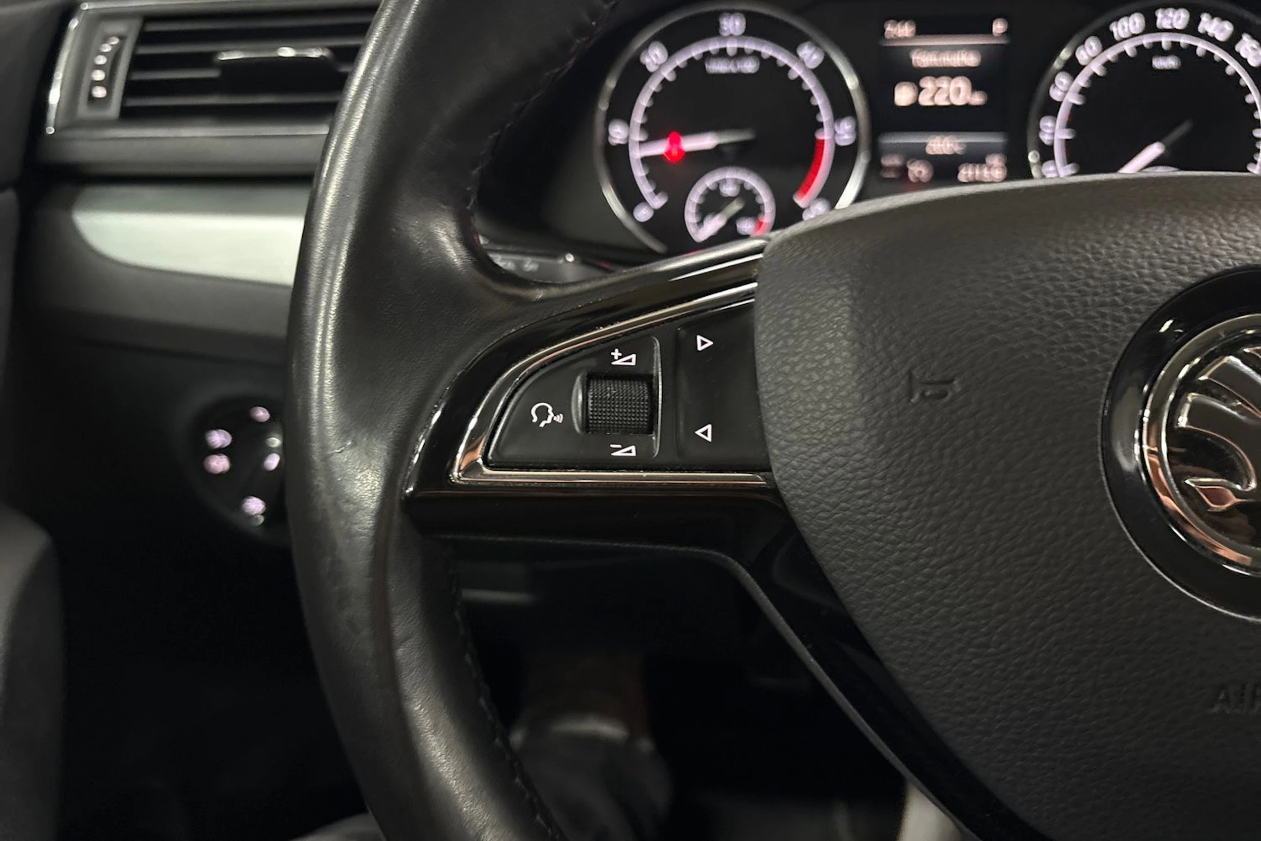 harmaa Skoda Superb 2019 kuva 12.