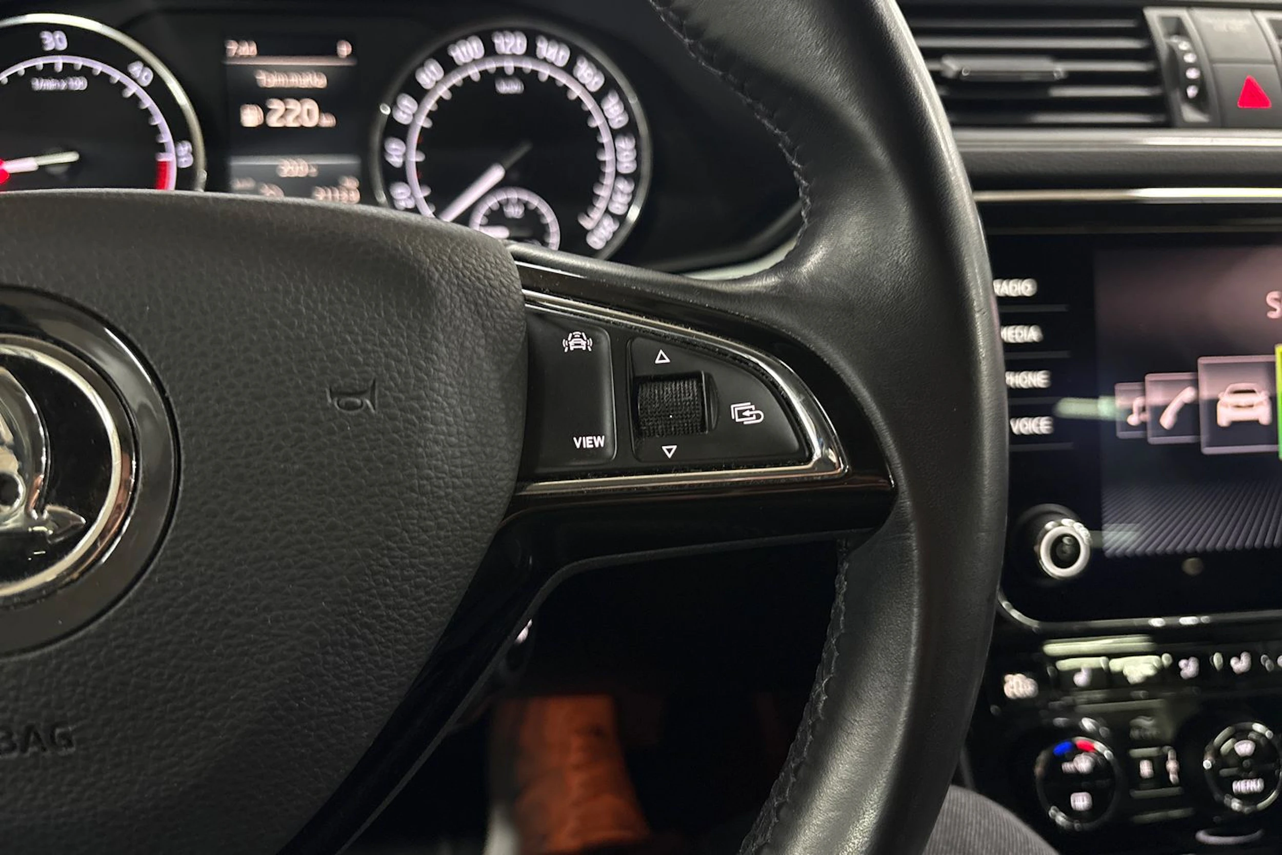 harmaa Skoda Superb 2019 kuva 13.