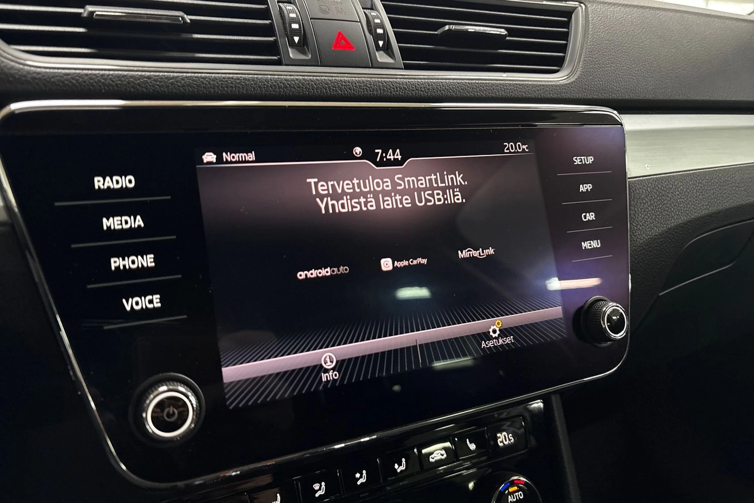 harmaa Skoda Superb 2019 kuva 15.
