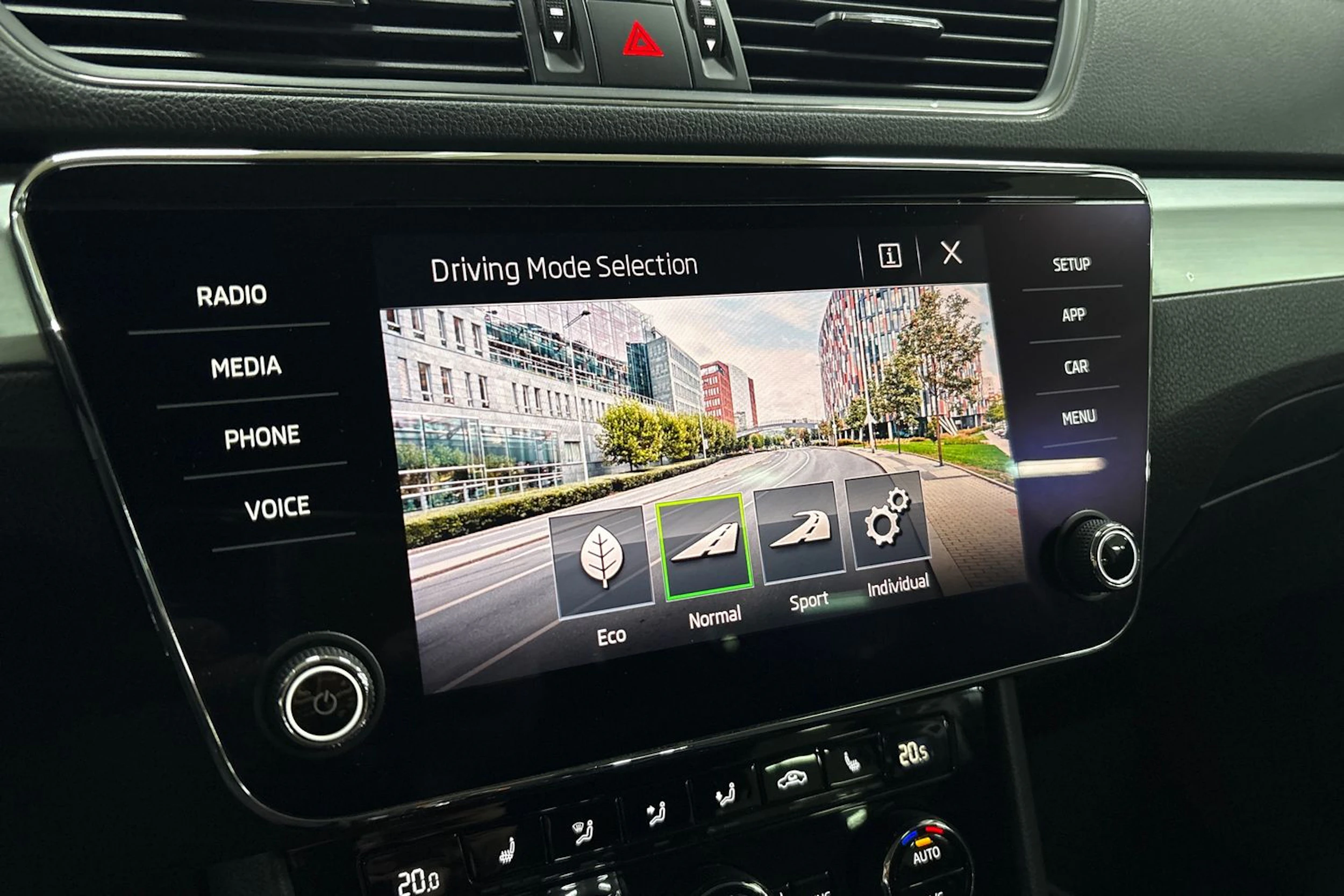 harmaa Skoda Superb 2019 kuva 17.