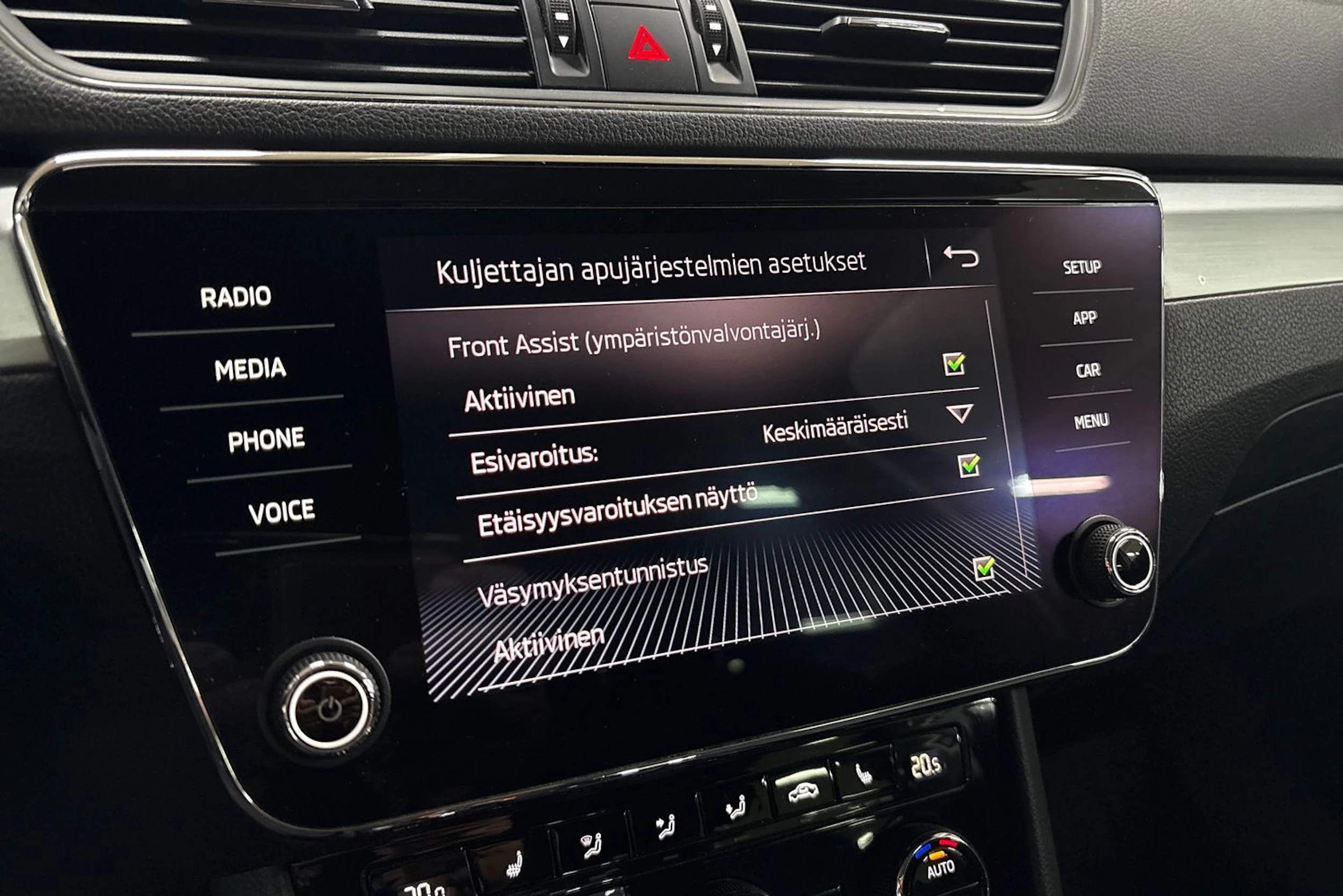 harmaa Skoda Superb 2019 kuva 18.
