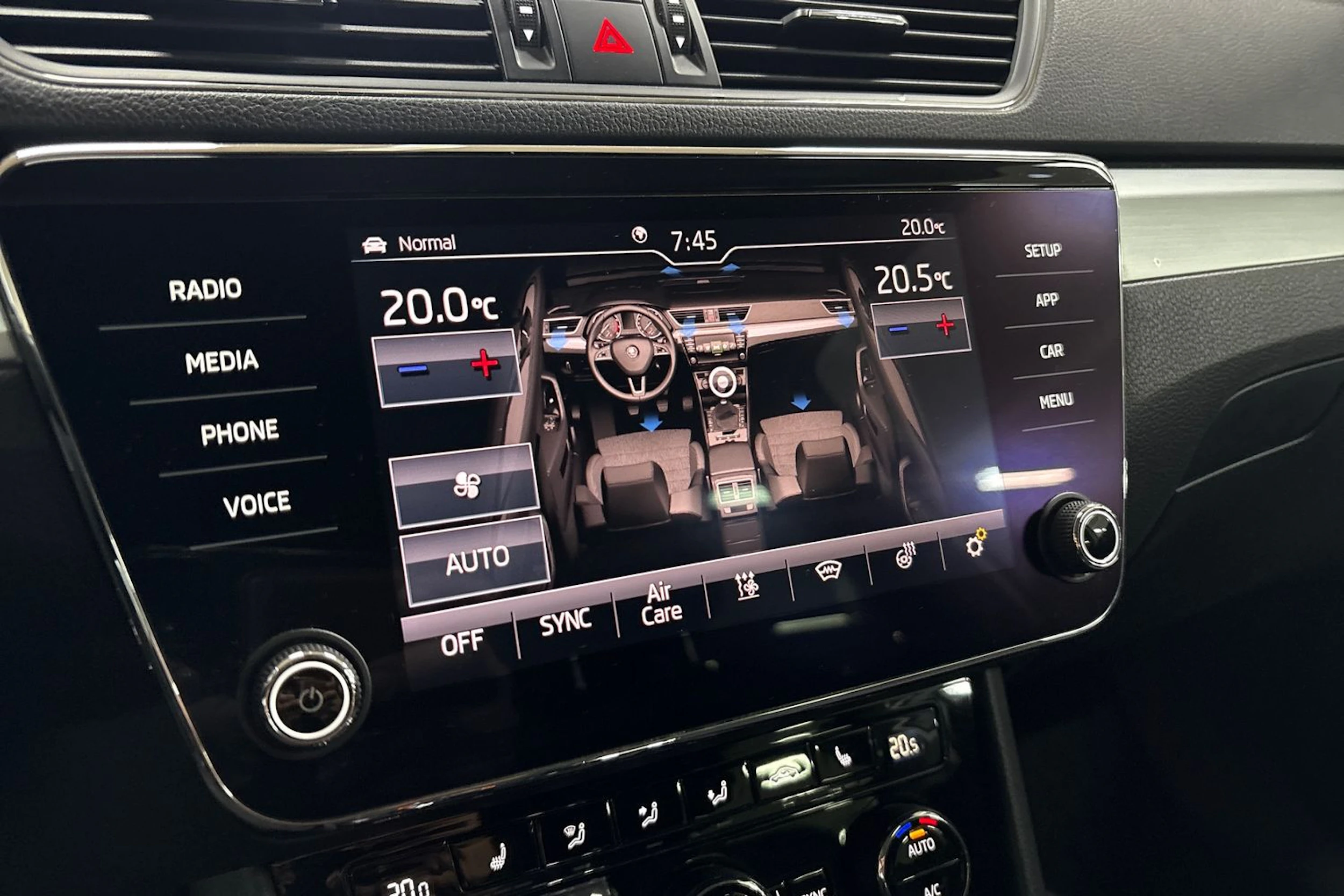 harmaa Skoda Superb 2019 kuva 19.