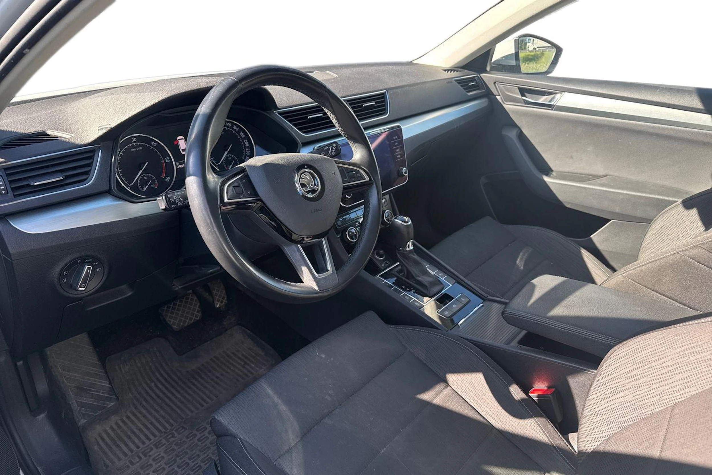 valkoinen Skoda Superb 2019 kuva 3.