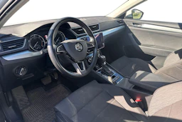 valkoinen Skoda Superb 2019 kuva 3.