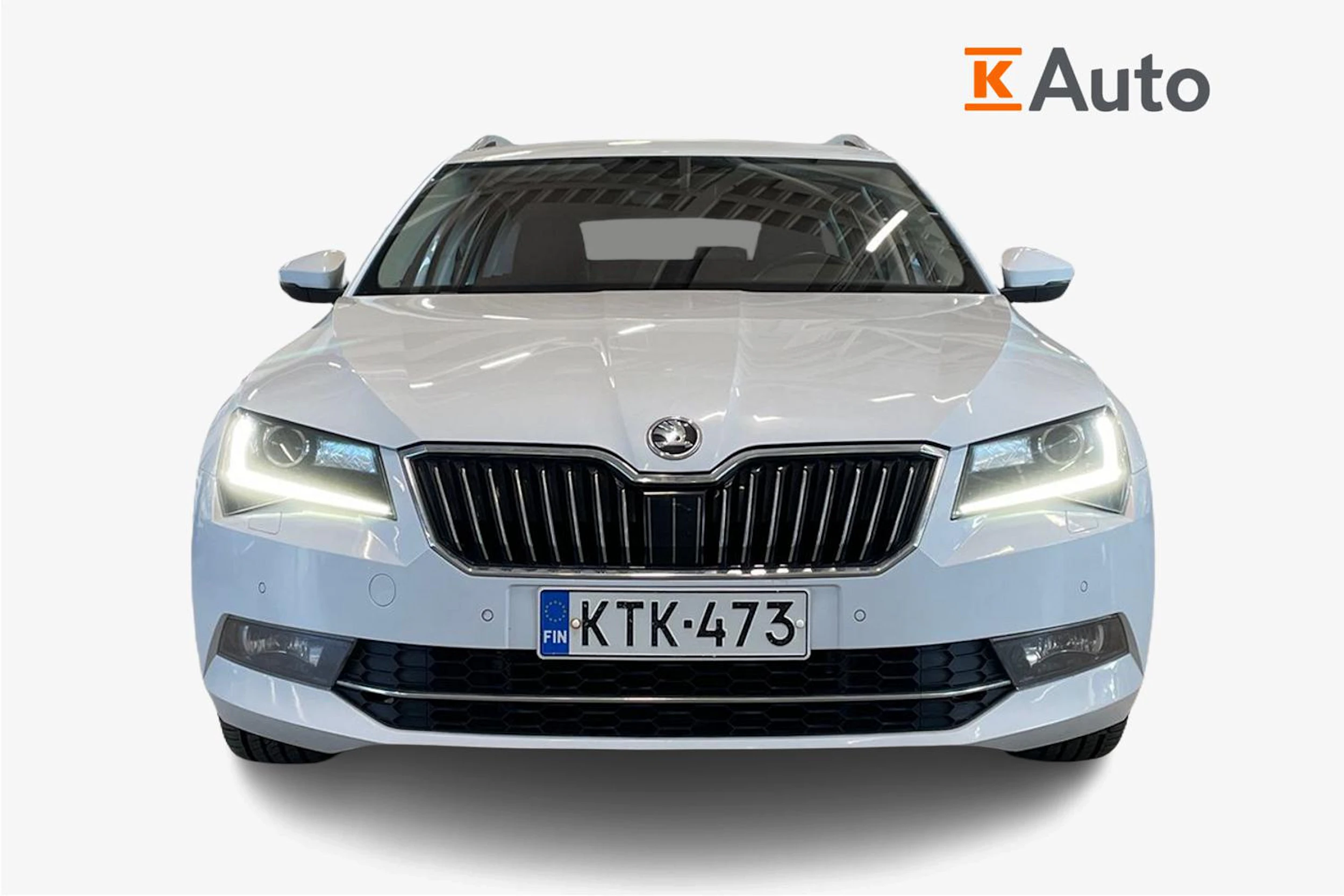 valkoinen Skoda Superb 2019 kuva 5.