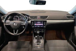 valkoinen Skoda Superb 2019 kuva 9.