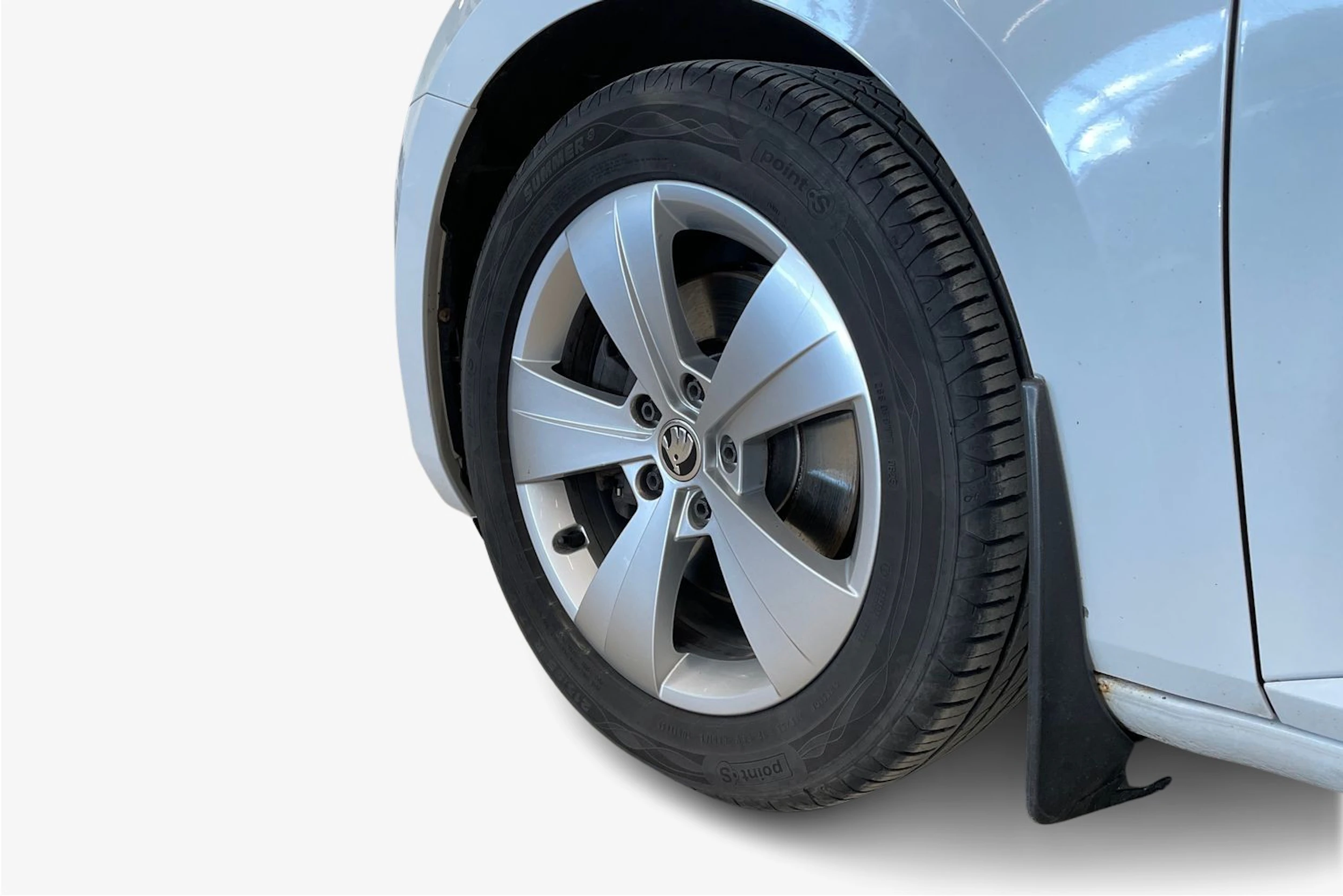 valkoinen Skoda Superb 2019 kuva 12.