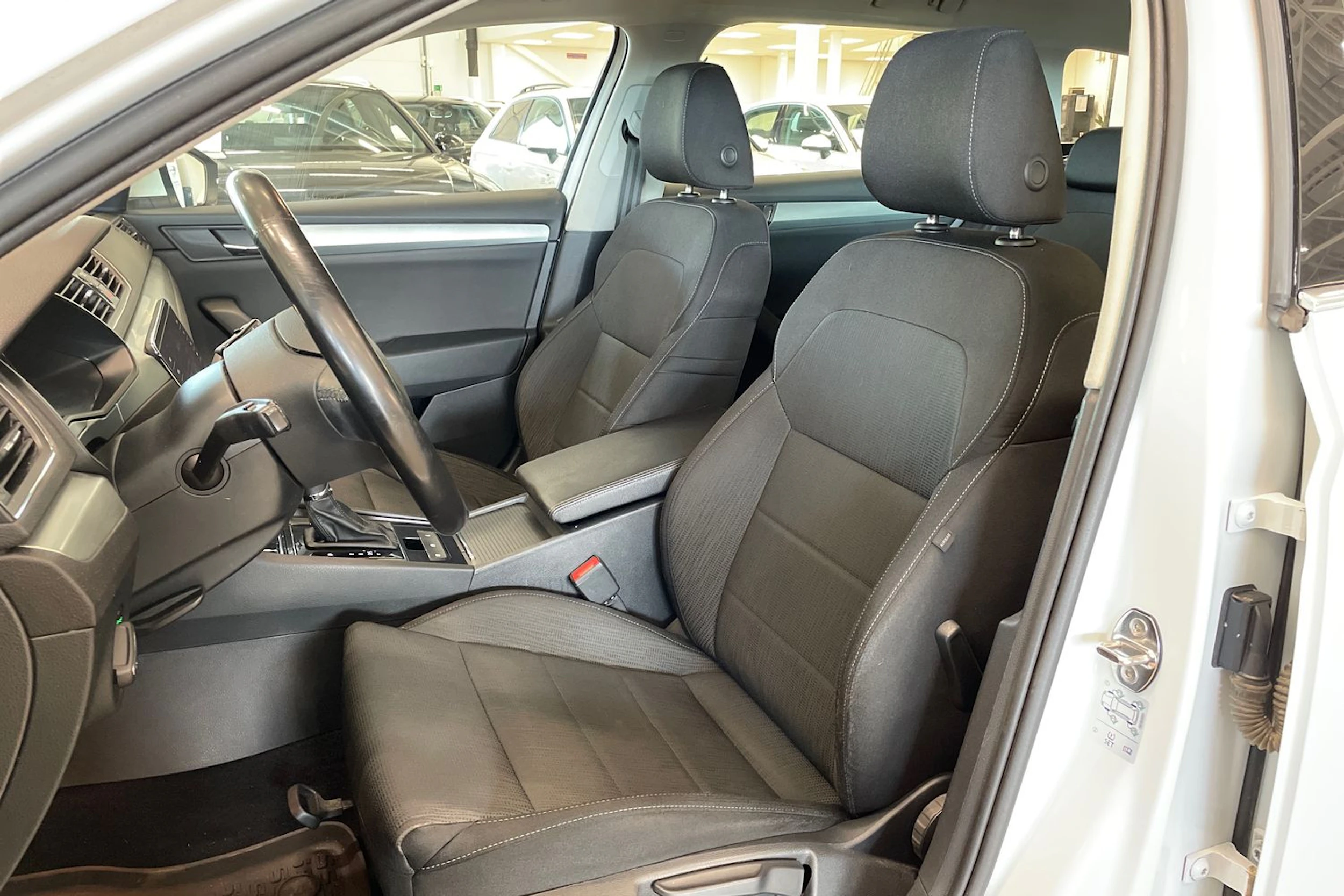valkoinen Skoda Superb 2019 kuva 15.