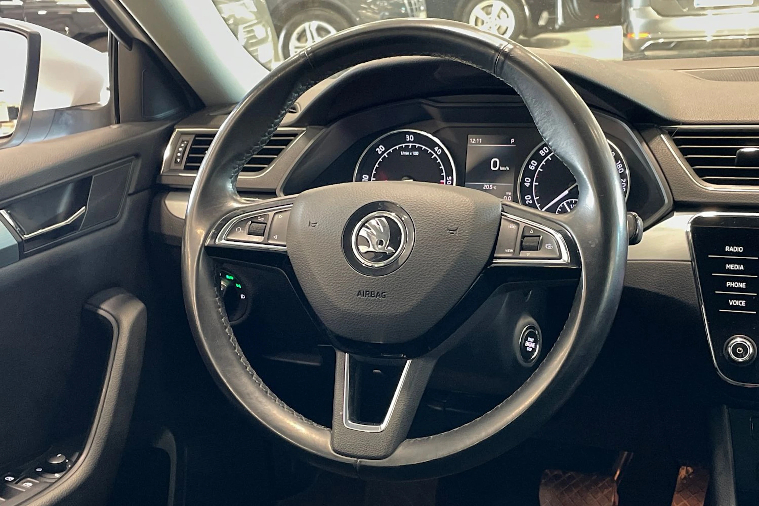 valkoinen Skoda Superb 2019 kuva 16.