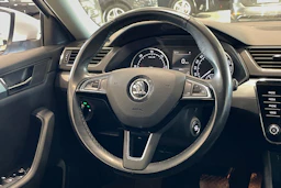 valkoinen Skoda Superb 2019 kuva 16.