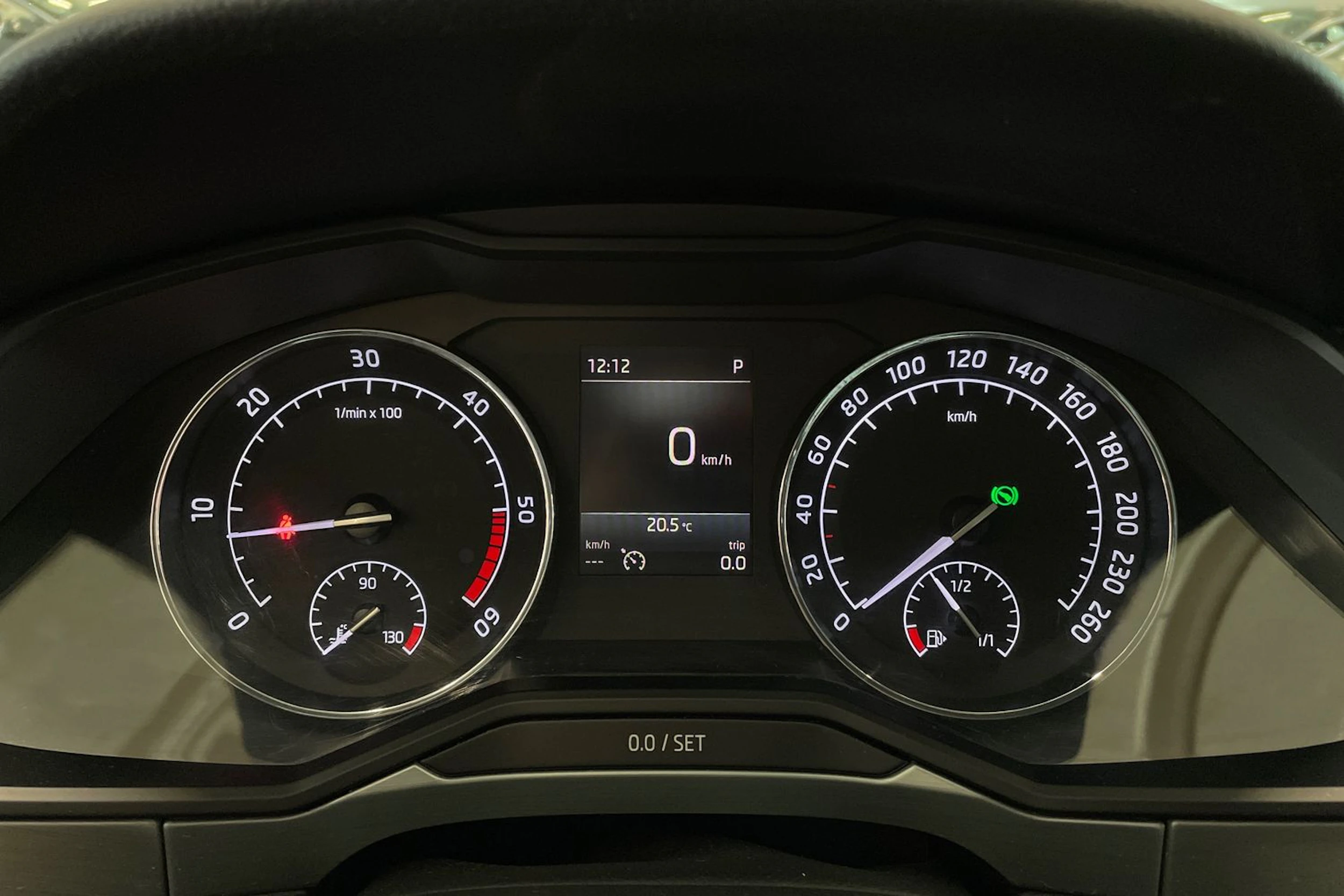 valkoinen Skoda Superb 2019 kuva 17.