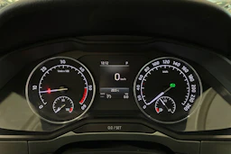 valkoinen Skoda Superb 2019 kuva 17.