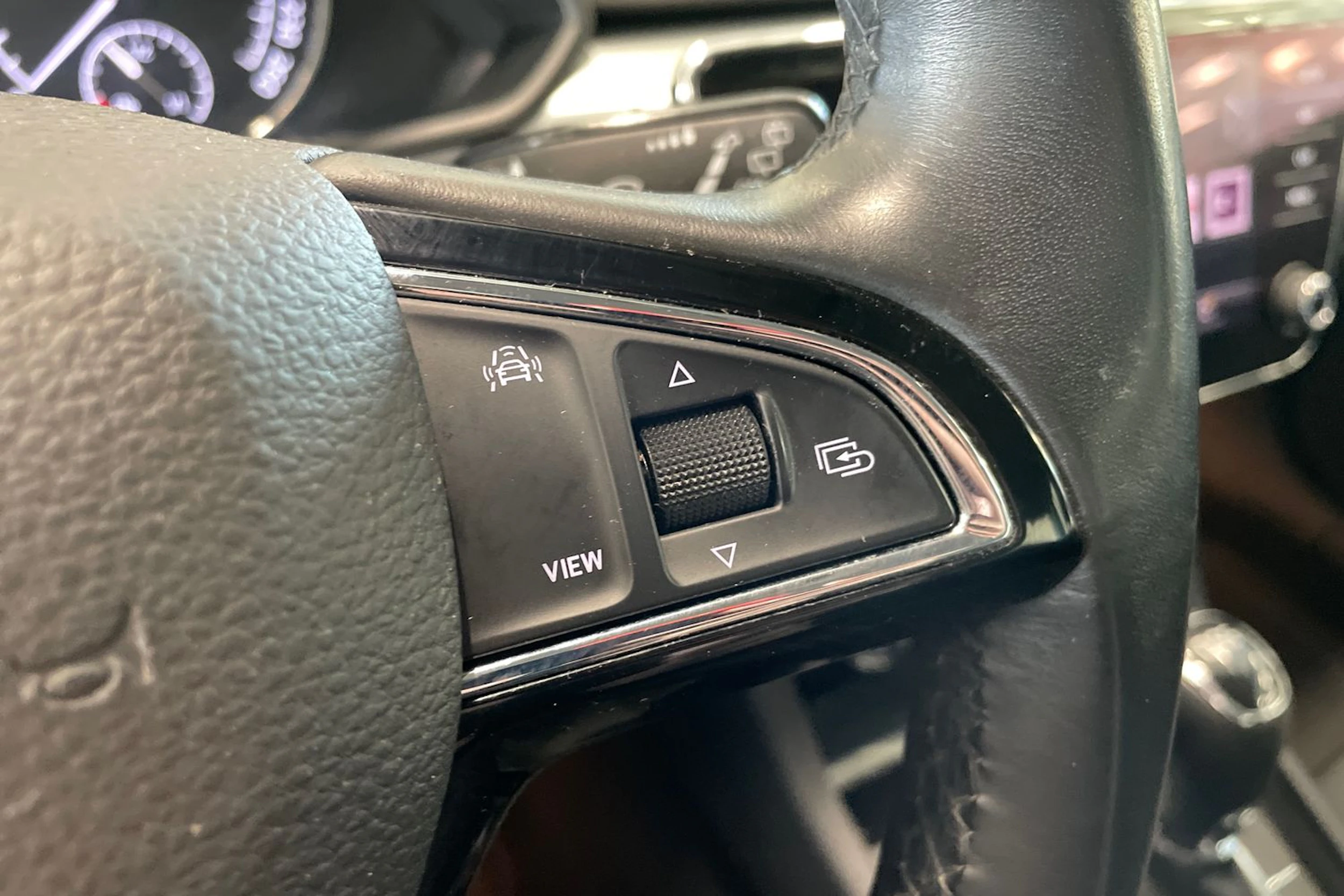 valkoinen Skoda Superb 2019 kuva 18.