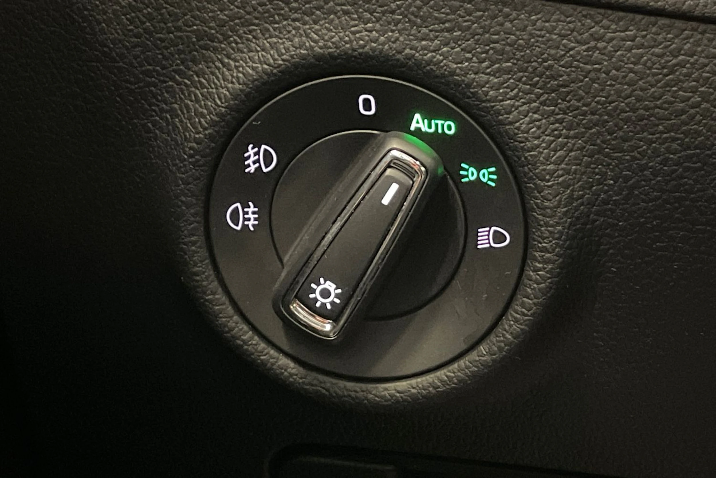 valkoinen Skoda Superb 2019 kuva 21.