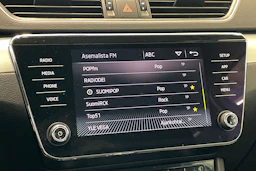 valkoinen Skoda Superb 2019 kuva 22.
