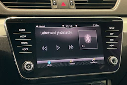 valkoinen Skoda Superb 2019 kuva 23.
