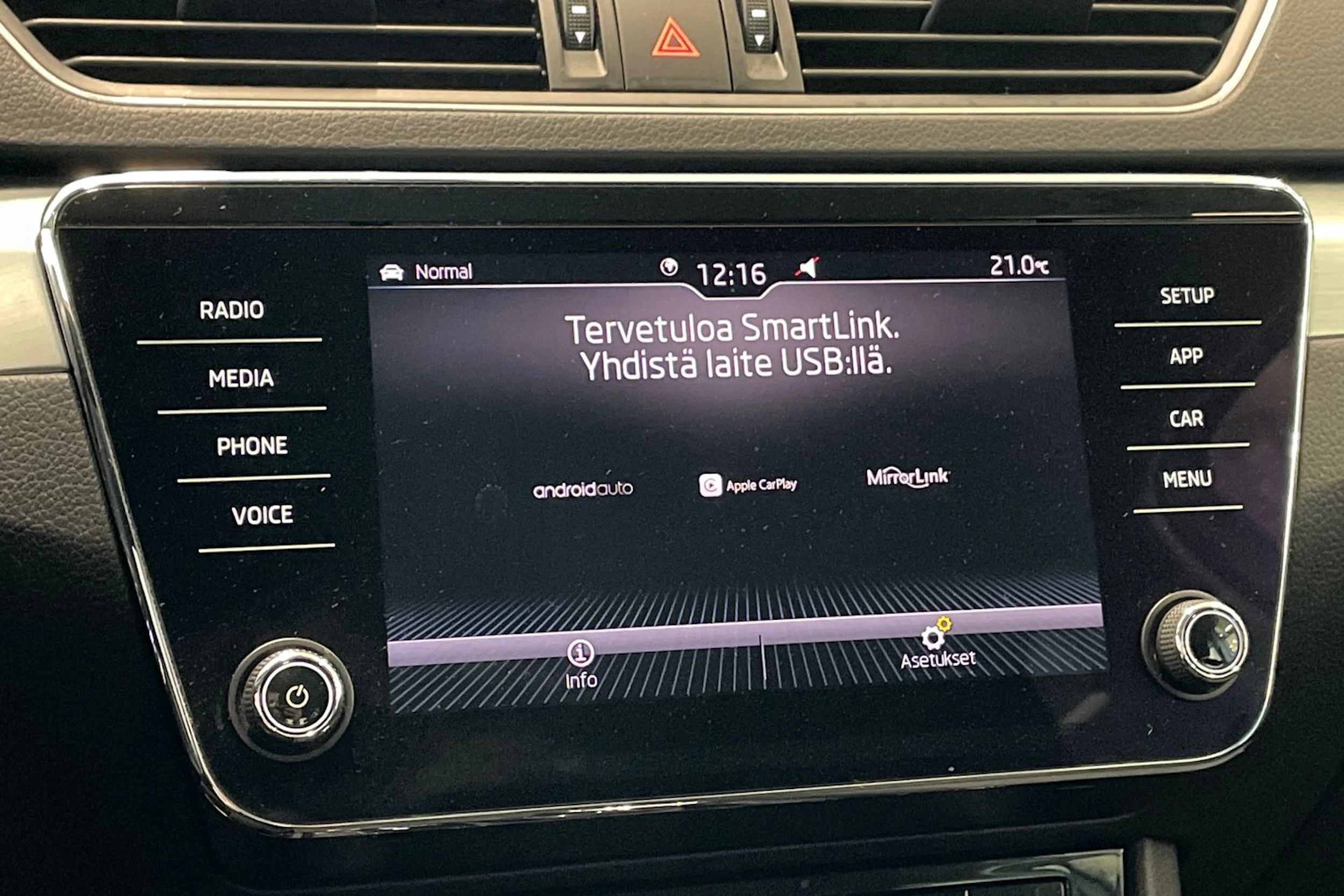 valkoinen Skoda Superb 2019 kuva 24.
