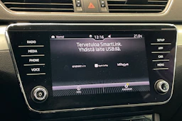 valkoinen Skoda Superb 2019 kuva 24.