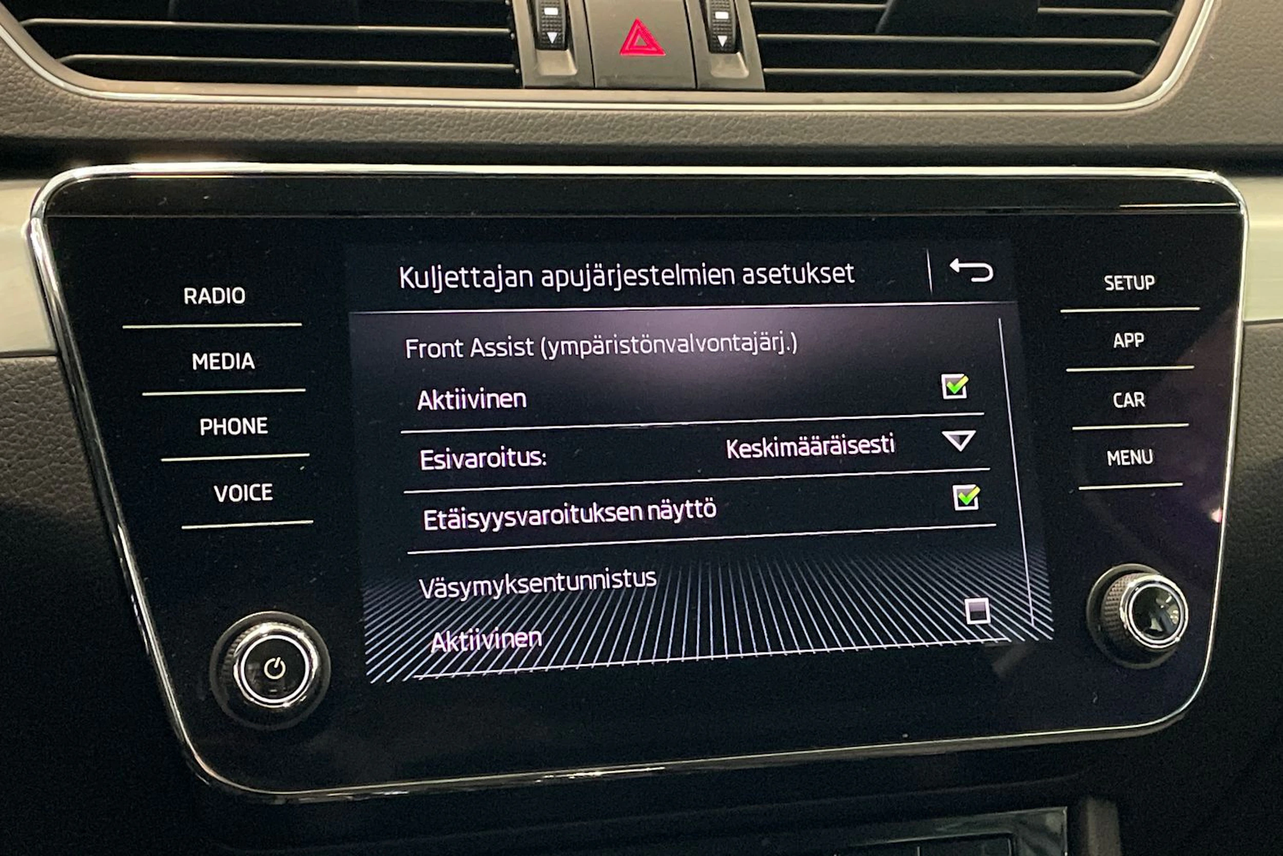 valkoinen Skoda Superb 2019 kuva 25.