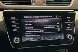 valkoinen Skoda Superb 2019 kuva 25.