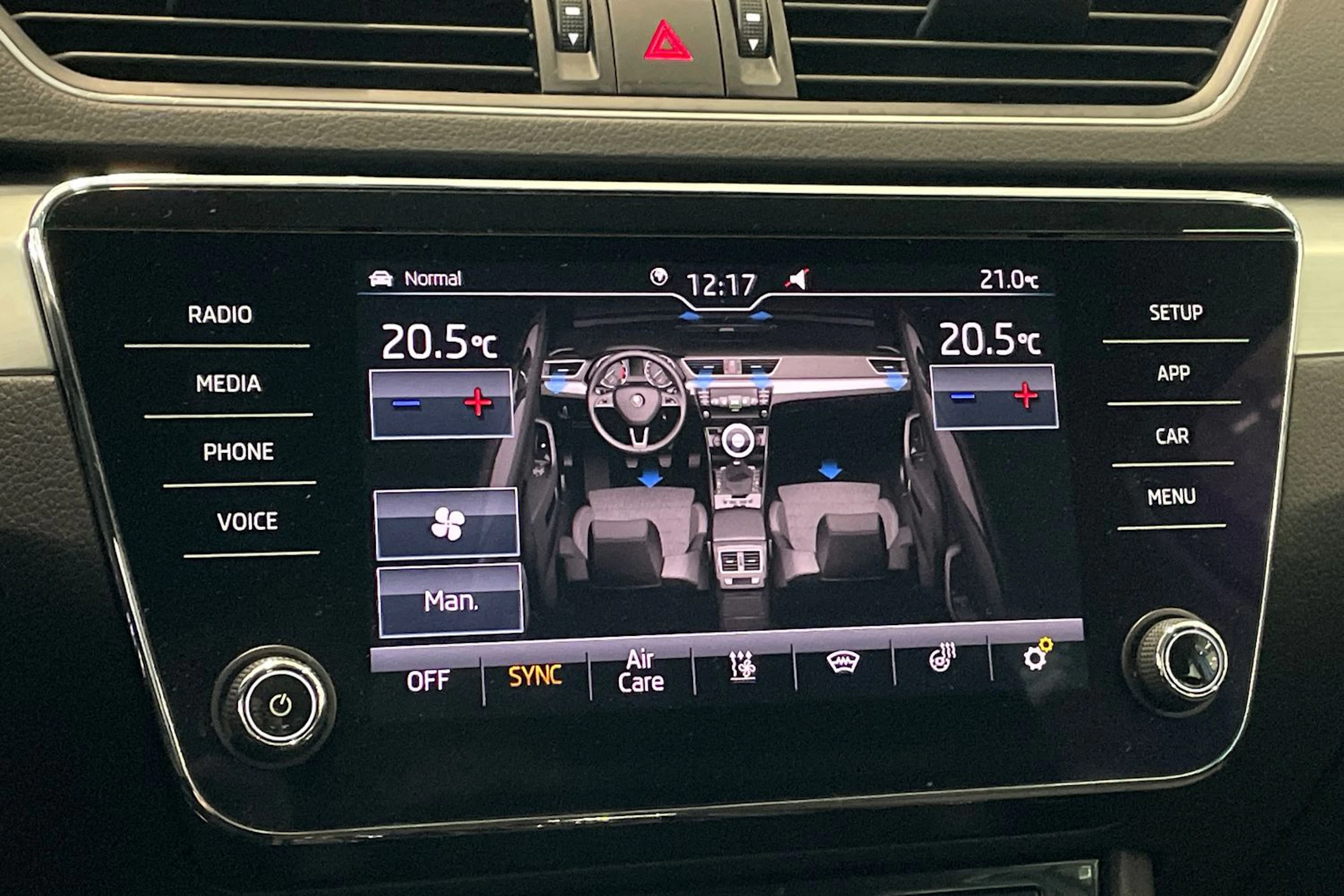 valkoinen Skoda Superb 2019 kuva 26.