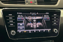 valkoinen Skoda Superb 2019 kuva 26.