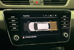 valkoinen Skoda Superb 2019 kuva 28.
