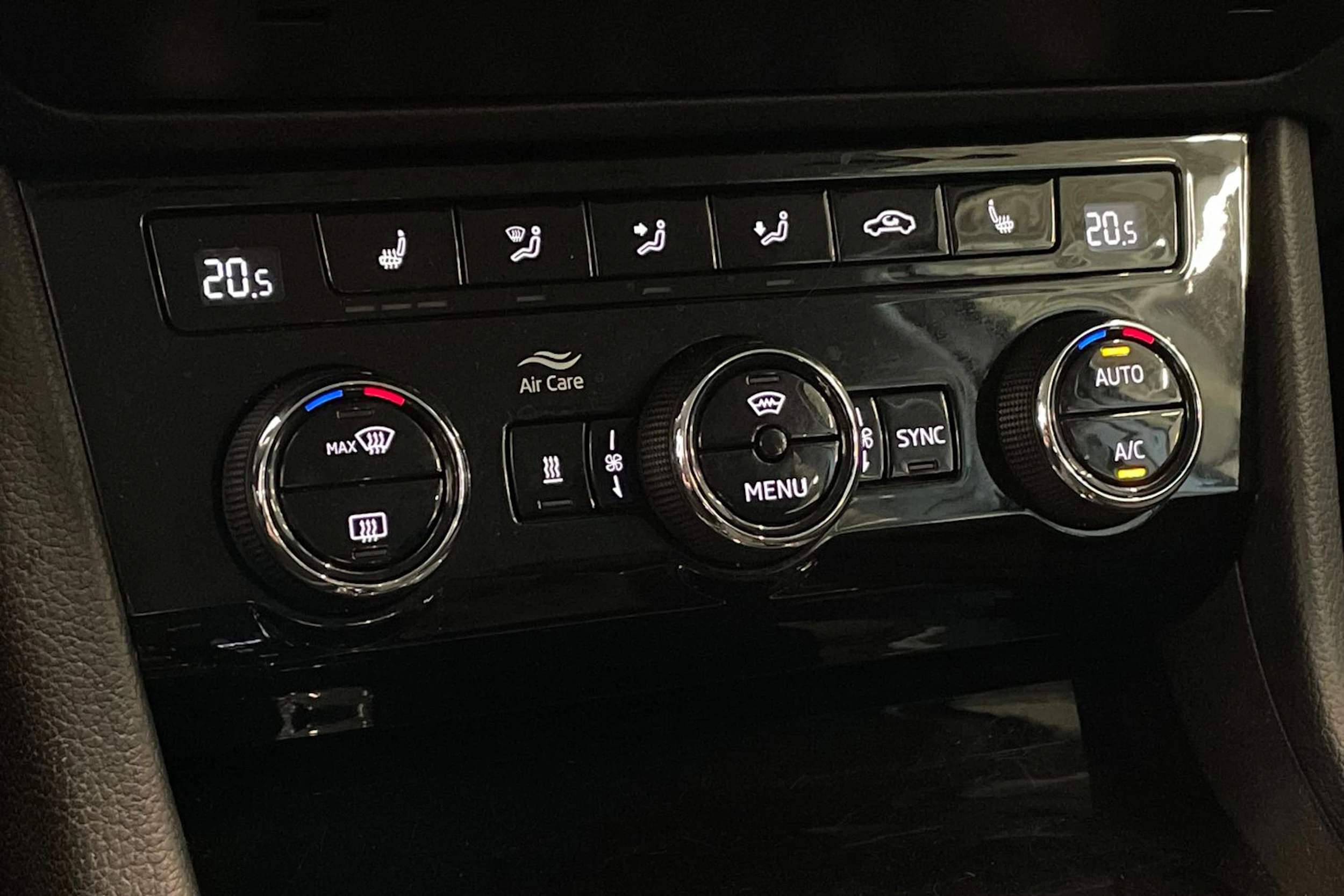 valkoinen Skoda Superb 2019 kuva 29.