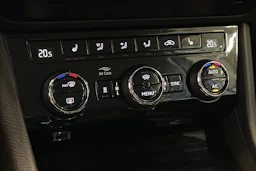 valkoinen Skoda Superb 2019 kuva 29.