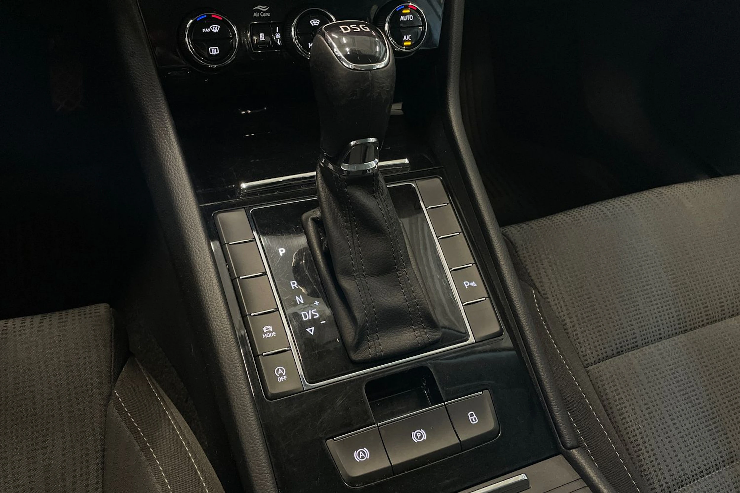 valkoinen Skoda Superb 2019 kuva 30.